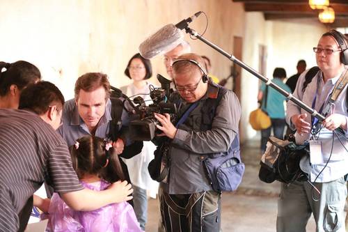 迪士尼雨中表演,上海迪士尼乐园雨中