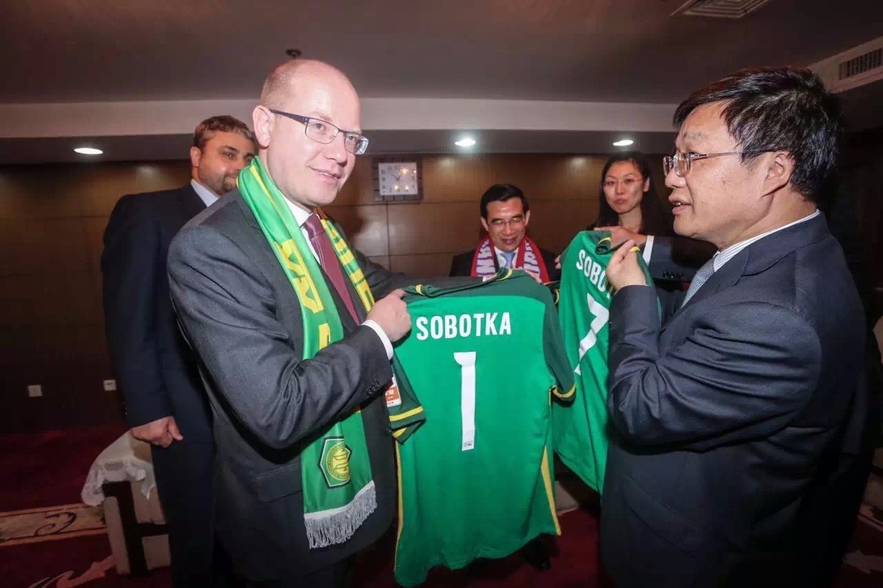 俱乐部今迎贵宾捷克总理获赠国安战袍