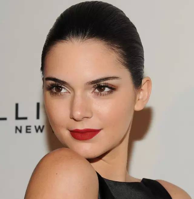 好莱坞小花们的妆扮“黑”历史竟然在今年全面翻盘！