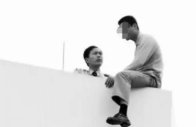 银川跳楼事件最新消息,宁夏银川19岁女孩跳楼