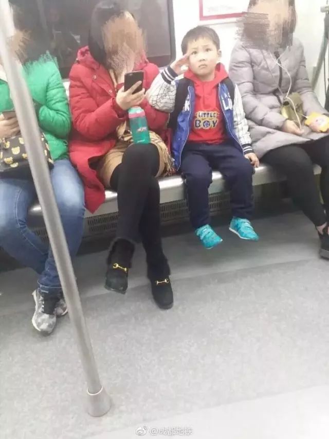 男子踩踏国旗获刑十月分析,一男子践踏五星红旗