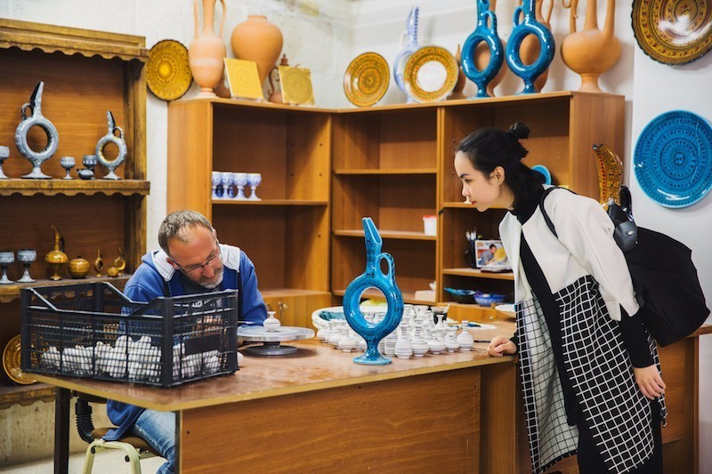 人在路上该怎么走,人在吃饭的时候应该怎么吃