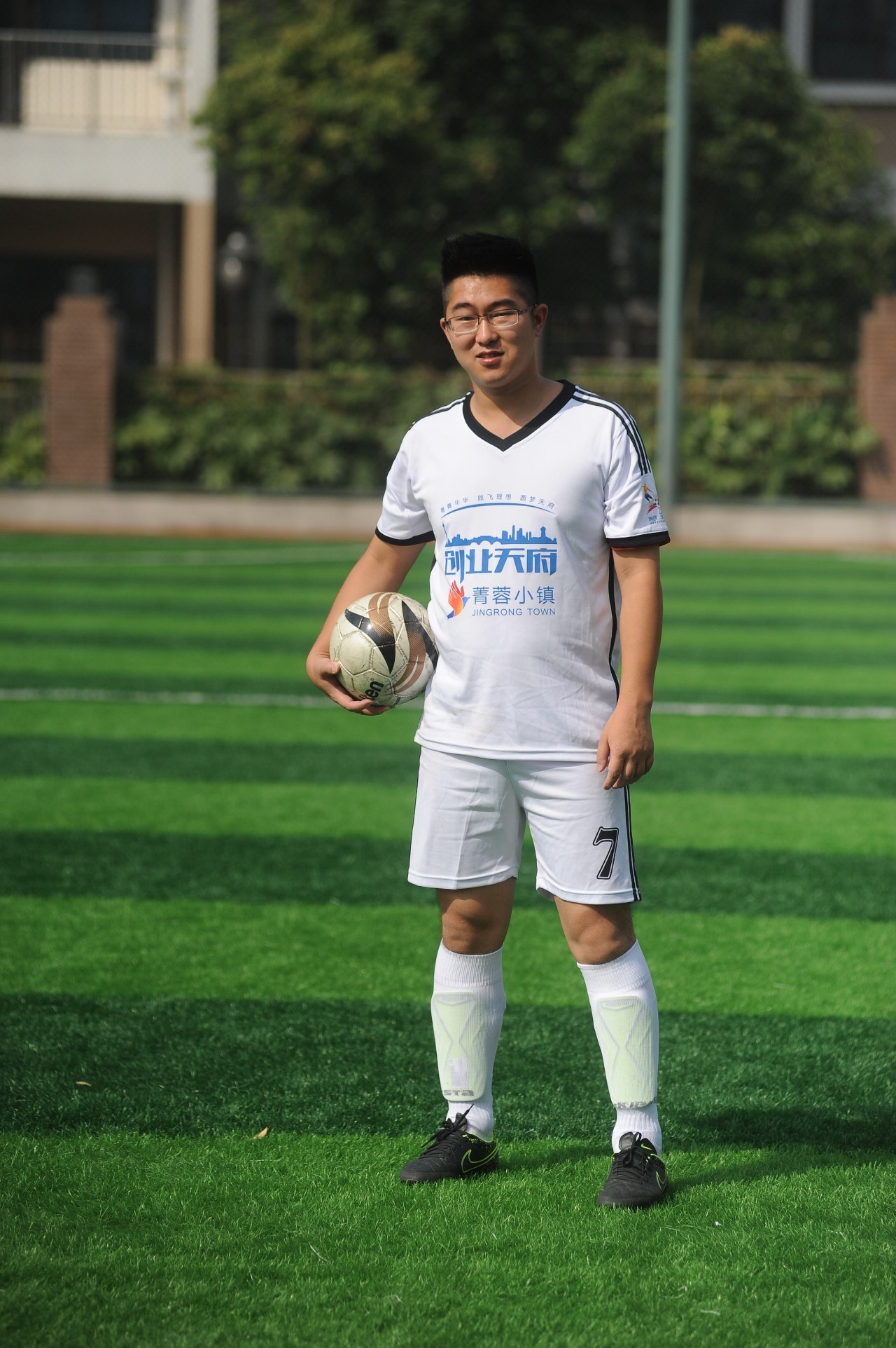 「我与创客踢足球」第3期：通过足球，发现菁蓉小镇之美