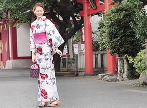 古代女子脱鞋露脚,古代人穿白袜木屐