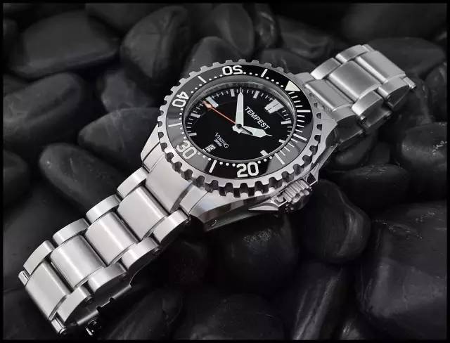 适合年轻人戴的表平价,什么牌子的假表最值得买