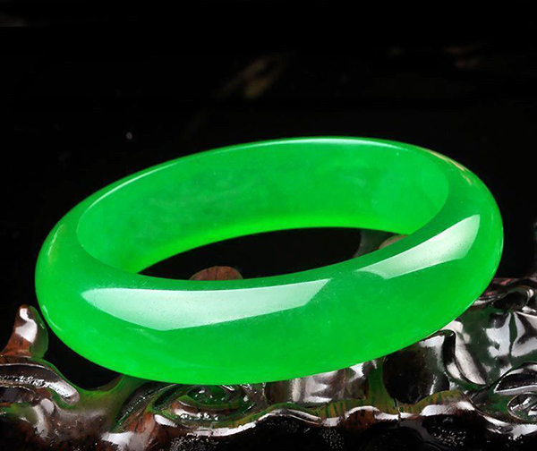 戴玉镯是人养玉还是玉养人,玛瑙手镯玉的手镯哪个养人