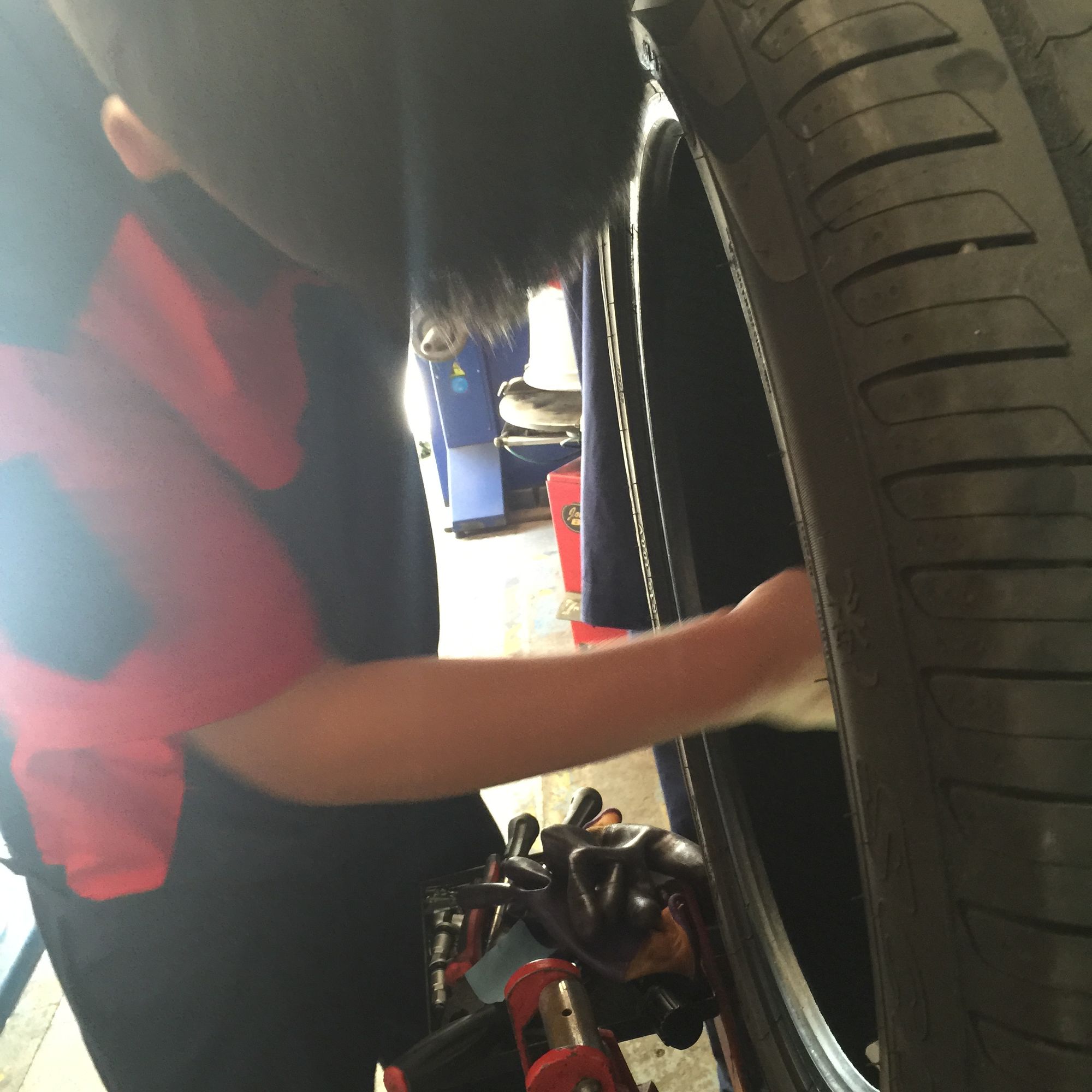 倒霉轮胎扎钉子,倒霉汽车轮胎被扎