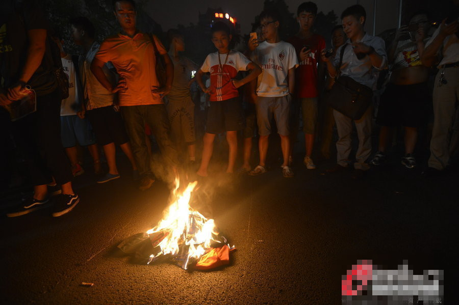 我只是来看场球，你打我干什么？