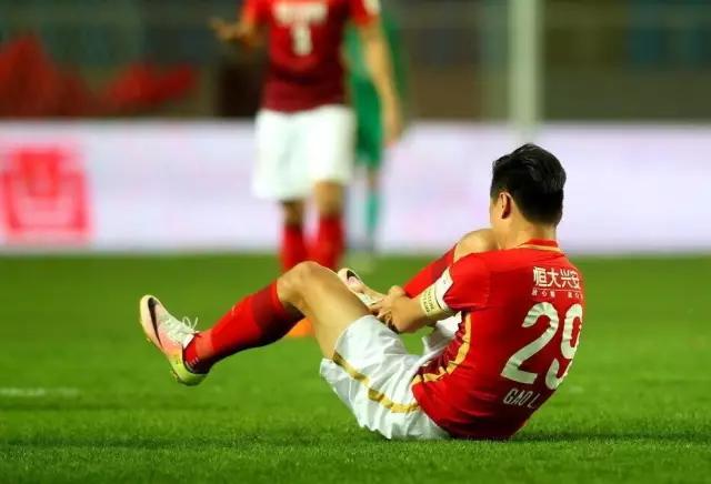 赛季没过半打进25球,恒大2023-2024赛季球衣