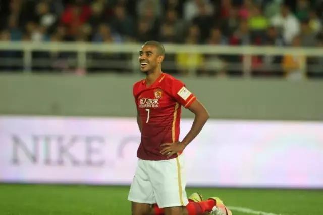 赛季没过半打进25球,恒大2023-2024赛季球衣