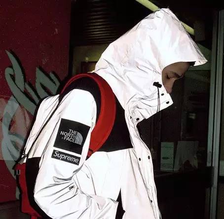 打个屁伞,真·青年就该披上雨衣起来嗨|潮物草坪