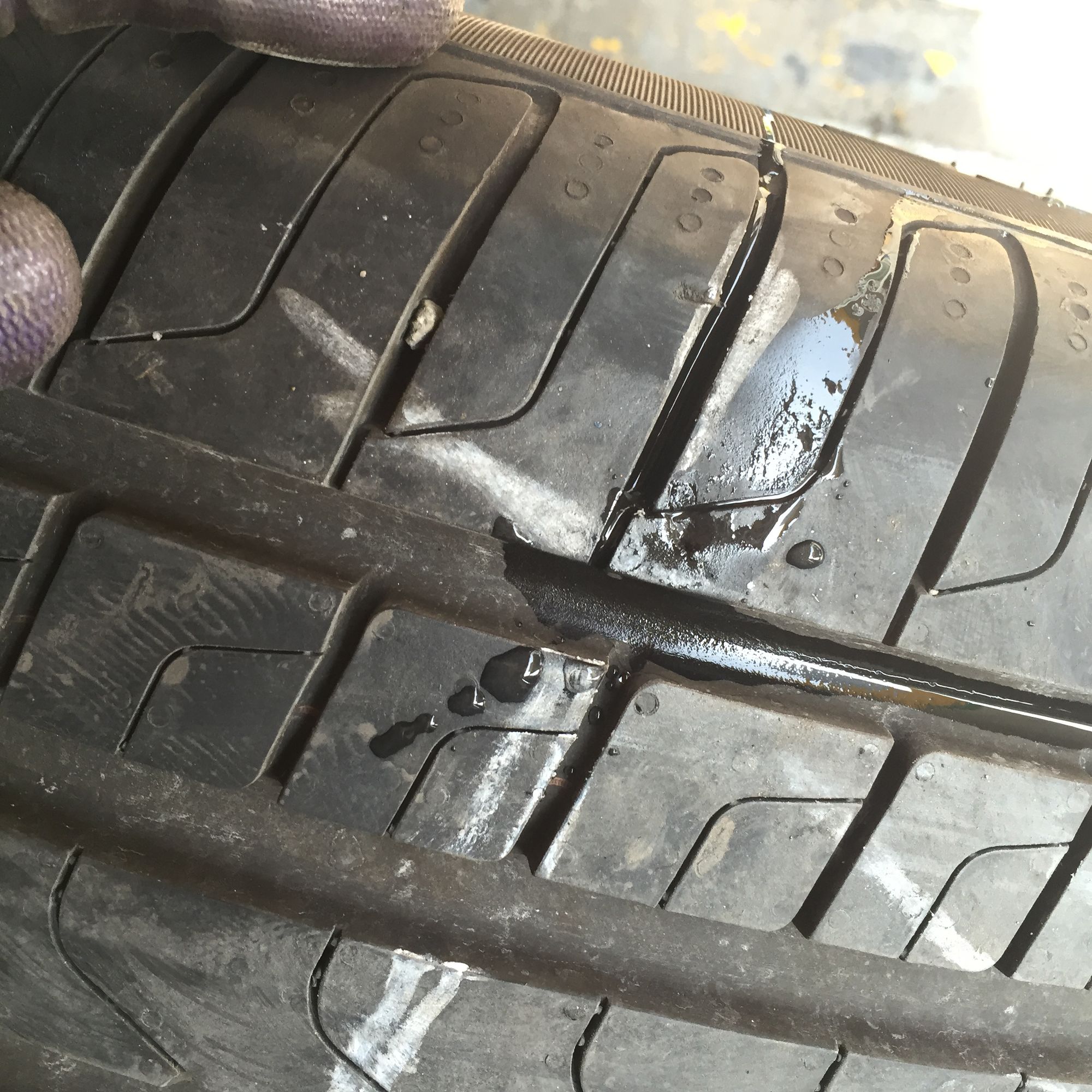 倒霉轮胎扎钉子,倒霉汽车轮胎被扎