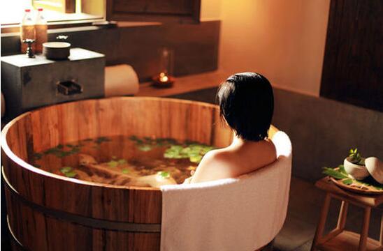 精油的正确使用视频,玫瑰精油的功效与作用及使用方法