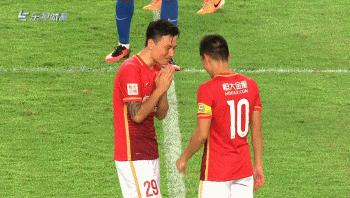 从横幅黑纱到中圈开球中超需要的是人治还是法治？