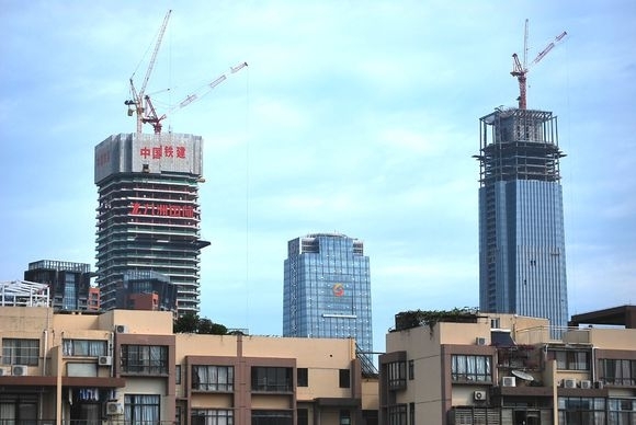 五六千工资租不起房夫妻带婴儿住网吧，凄惨！