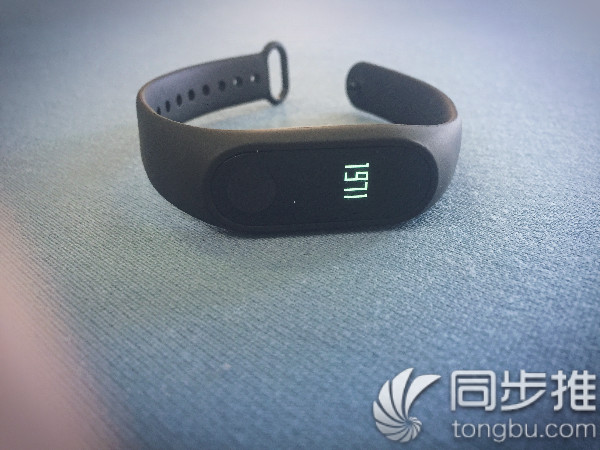 小米手环2充电震动怎么回事,小米手环2怎么连接苹果手机