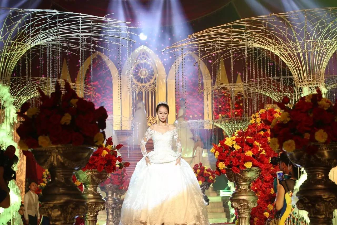 一场水上婚礼视频,一场海底龙宫婚礼