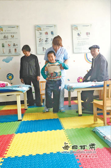 8岁脑瘫男孩不断跌倒不断爬起,八岁脑瘫男孩