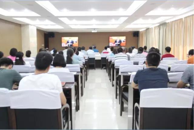 东乌旗各族干部群众收听收看庆祝中国*产党共**成立95周年大会实况