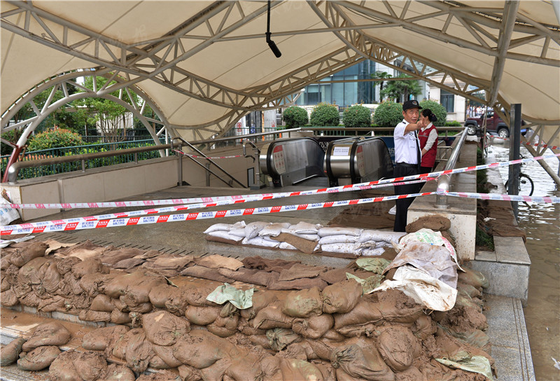 读图|沙袋筑防、架设人行栈桥...我们在这里与水抗争