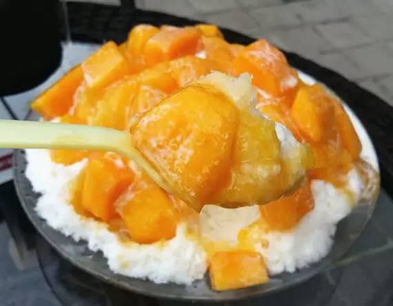 听说斯利美超级芒果冰免费送？！于小涵第一时间跑到现场。。。