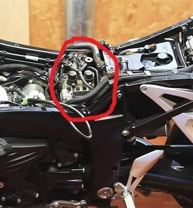 跑一会abs灯就亮abs就失灵,abs刹车失灵解决方法