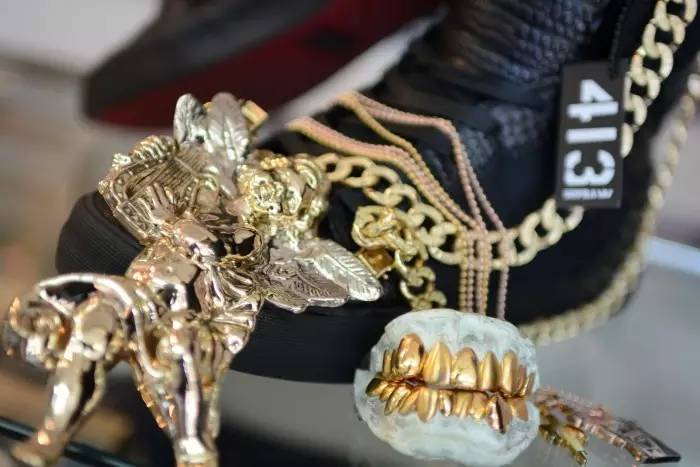 关于最近超火的金牙,你要知道这4件事(起码要知道怎么戴上去吧)