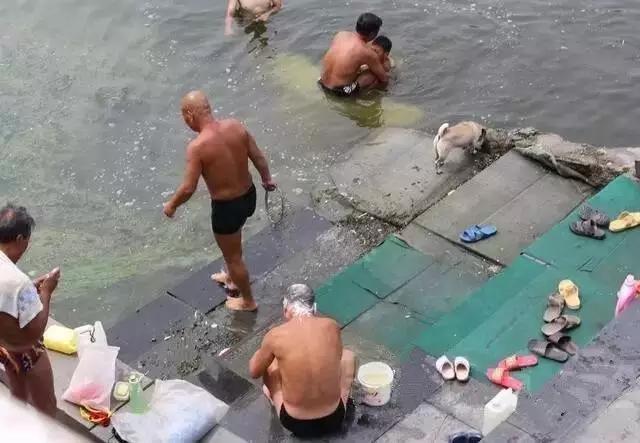 海河变成了大澡堂，游泳就游泳，你打胰子就不好了吧！
