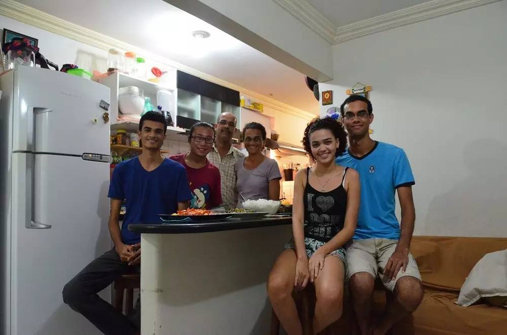 一个陕西汉子花7万元环游地球1圈,还带回一个美国女友!