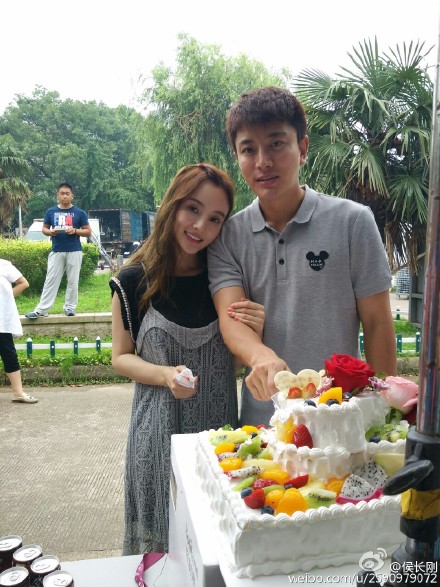 李小璐与贾乃亮结婚四年，鱼尾婚纱仍美丽如精灵