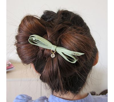 把蝴蝶结系在头发中间,把蝴蝶结绑在发带上