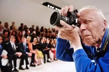 城里的人不懂城外人的快乐,城外的人原文