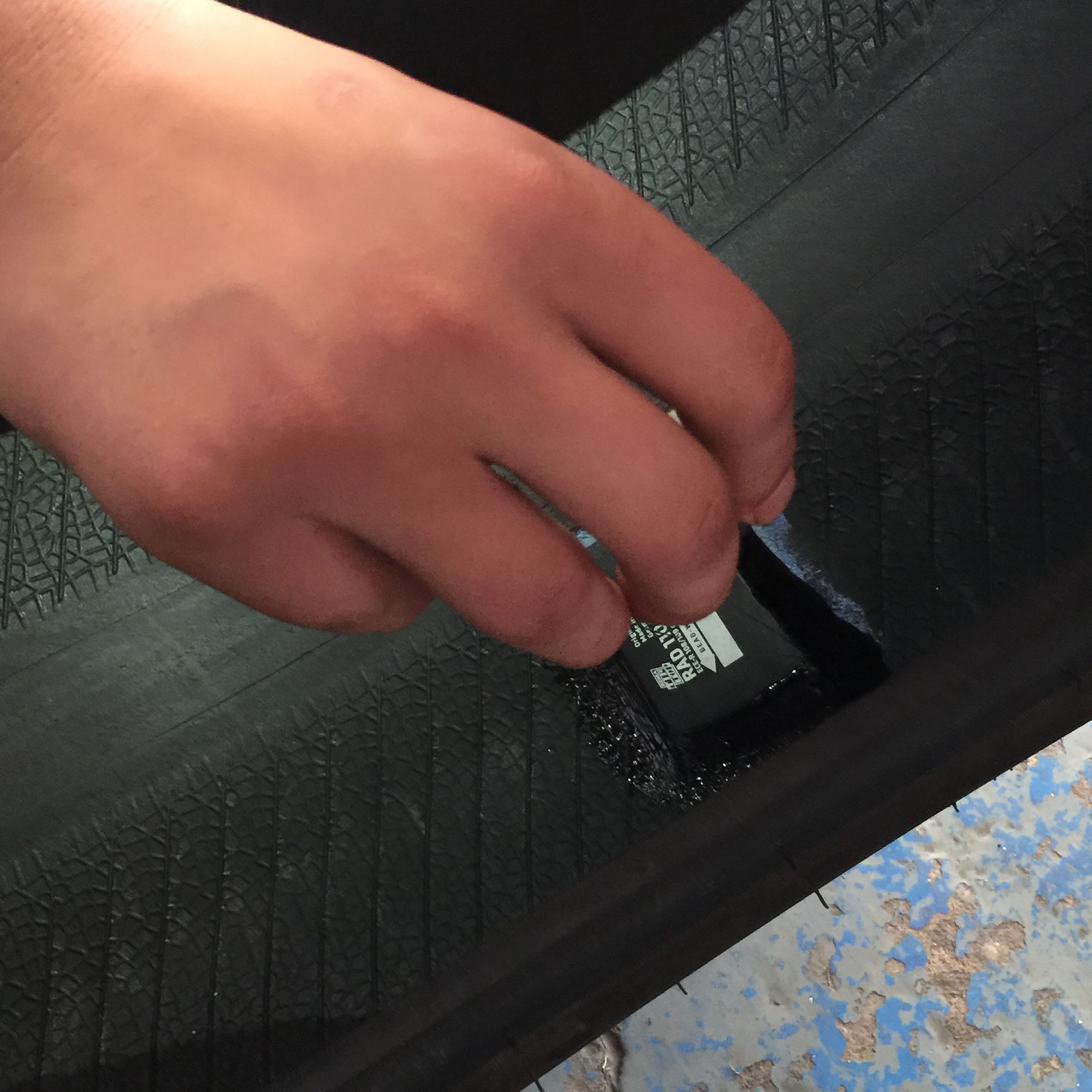 倒霉轮胎扎钉子,倒霉汽车轮胎被扎