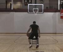 站在凳子上练习胯下运球,胯下运球的实战运用