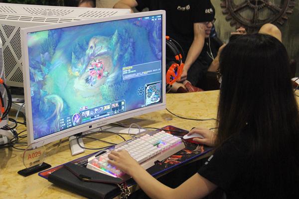 E元素键盘助阵东莞漫客网咖举办LOL争霸赛