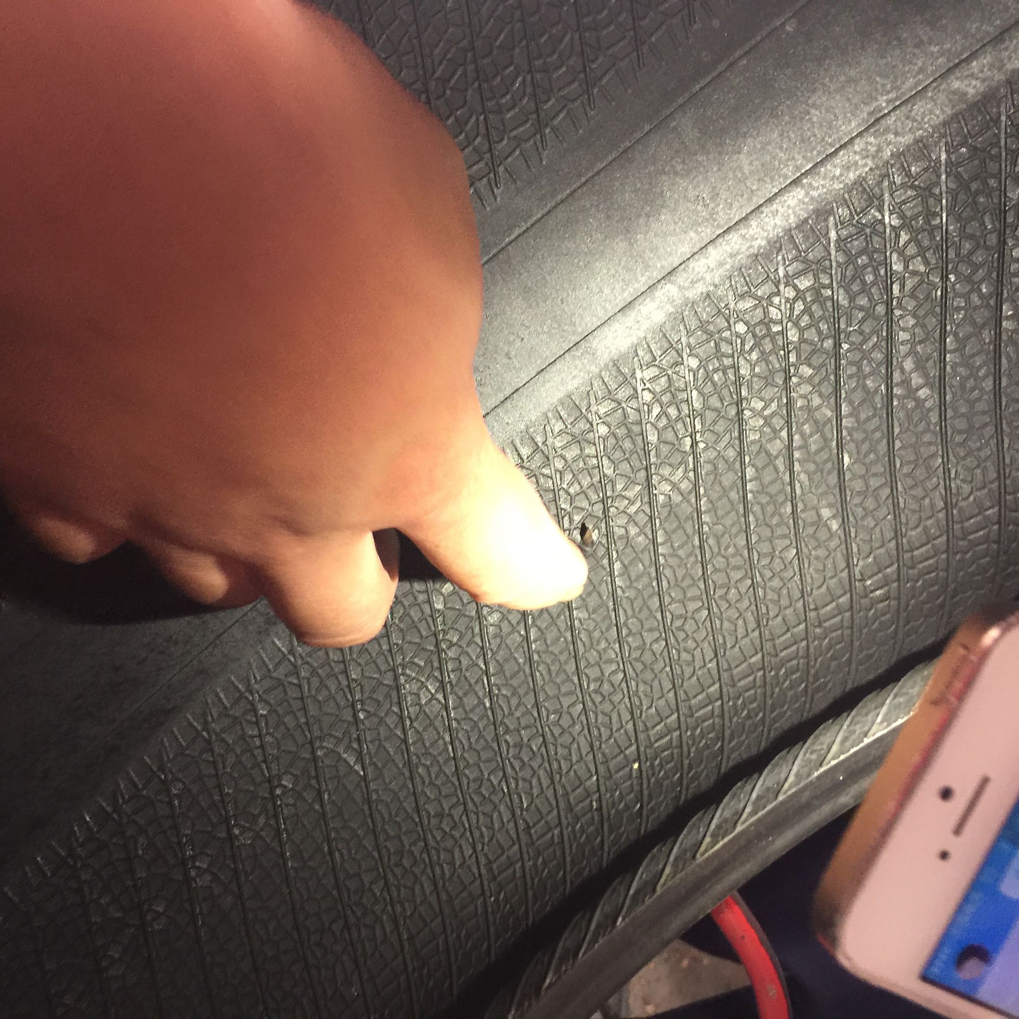 倒霉轮胎扎钉子,倒霉汽车轮胎被扎