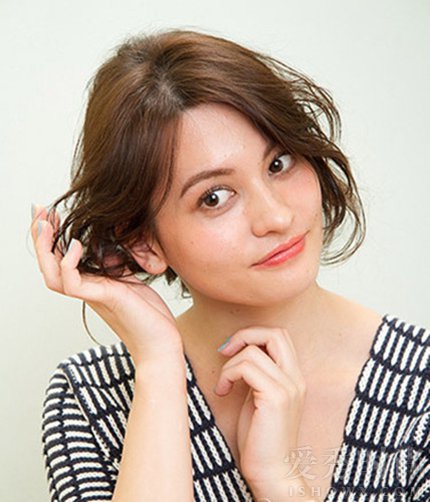 法式烫发中长发慵懒怎么扎,发量多夏季中长发发型扎法