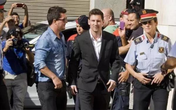 c罗遭遇梅西式难题,c罗在球场上受到委屈时