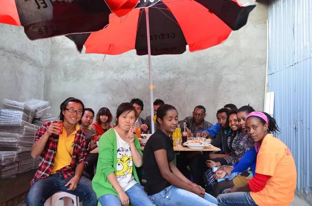 一个陕西汉子花7万元环游地球1圈,还带回一个美国女友!