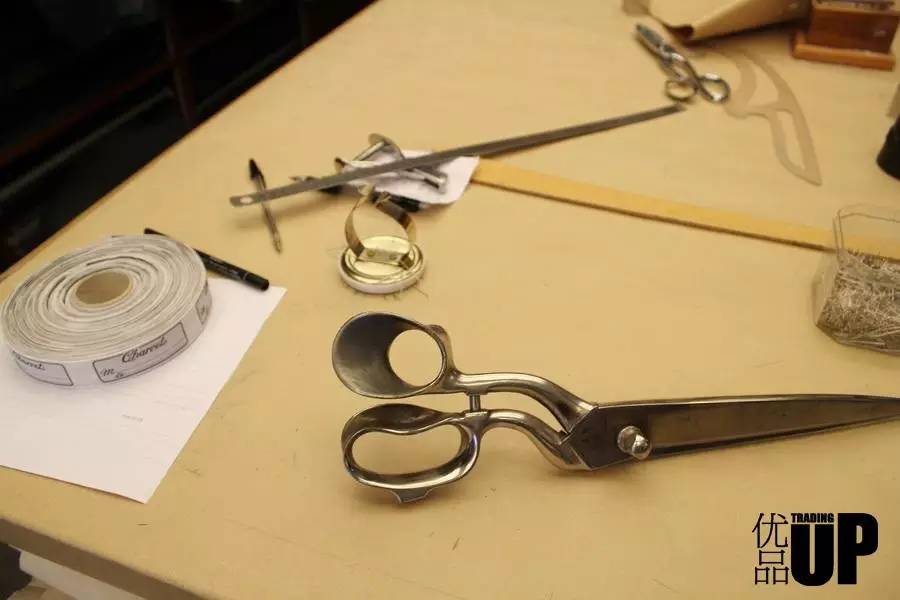 是时候该羡慕一下男士风尚传统了,毕竟绅士们连领带都可以定制