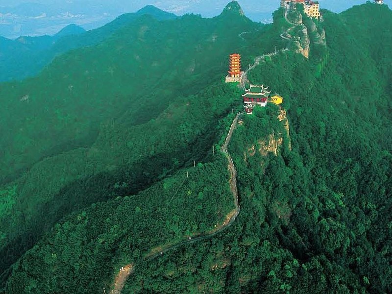 准备了三十年又建了六年“逆向”做地产的他在名山中造出了绝美的房子