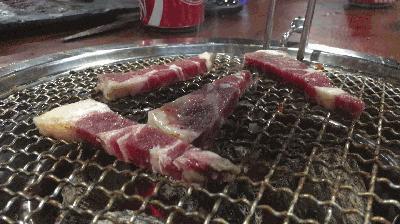 炭火上油脂的高级娇喘，为你撕开这个夏天吃肉的最高性价比