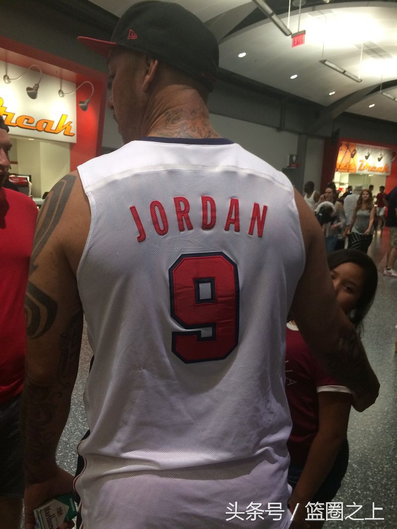 球迷也是风景线！夏季联赛场边出现了14件另类球衣！