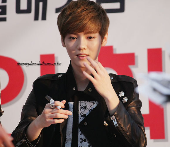 鹿晗巅峰时期有多夸张高街穿搭,鹿晗早期惊艳足球服照