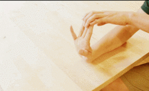 玩手机时右手大拇指酸和无力,手机不离手手指疼