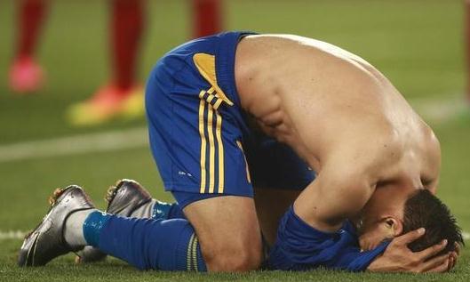 邹正断腿阿尔维斯怎么处理的,邹正断腿巴萨球员去医院探望