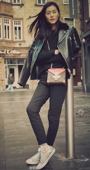 时装秀超模大表姐刘雯气质不一般,最新大表姐刘雯穿搭鞋子