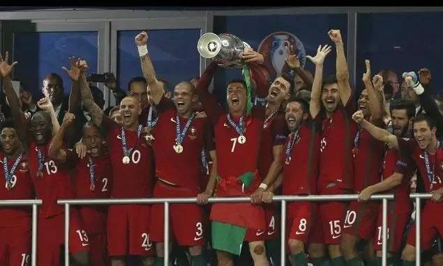 为什么足球让人那么疯狂,足球为什么会让人痴狂