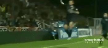 进球庆祝抓草皮吃被红牌罚下,庆祝进球之后被队友打