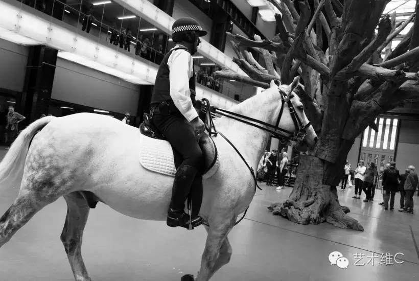 英国女性夏季服装风格特点,英国女性夏天穿衣打扮